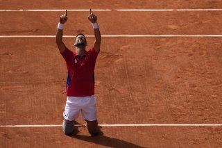 Novak Djokovic a décroché sa première médaille d'or olympique. KEYSTONE/AP/Andy Wong